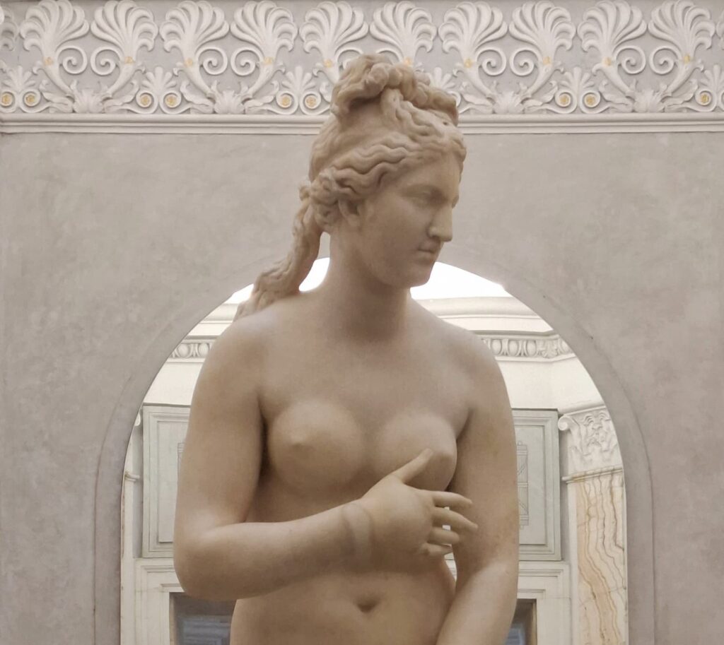 Dettaglio del busto della Venere Capitolina nei Musei Capitolini